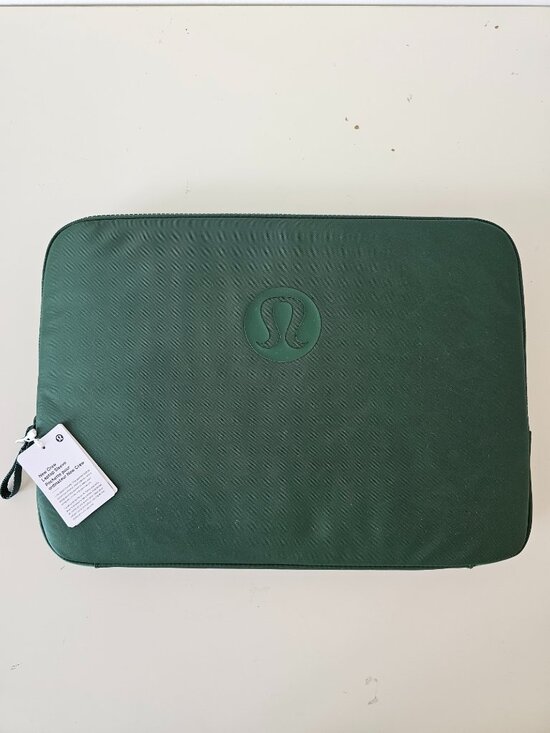 lululemon athletica Other - NWT LULULEMON IVYG/WKKI Green Khaki New Crew Laptop Sleeve Zippered One Size OS